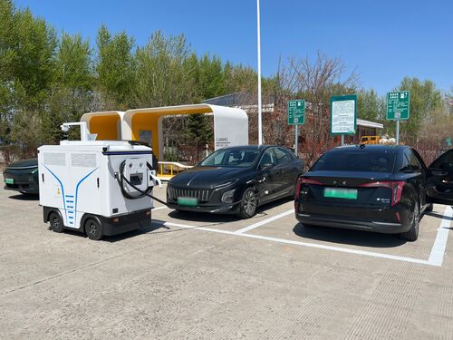 Laatste bedrijfsblogs Slimme Snelweg Oplaadoplossing Geleverd | De Mobiele Oplaadrobot van Door Laadt Vakantiereizen Op